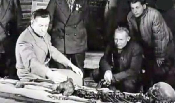 چه کسی تابوت خدای خفته جنگ را باز کرد؟ ، تصویری از نبش قبر تیمور لنگ ، وقتی استالین انگشت در لانه زنبور کرد!